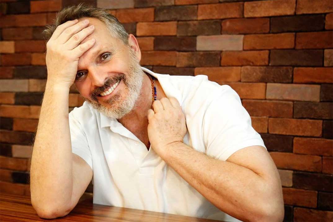 Miguel Bosé, feliz tras la recuperación de Nacho Palau