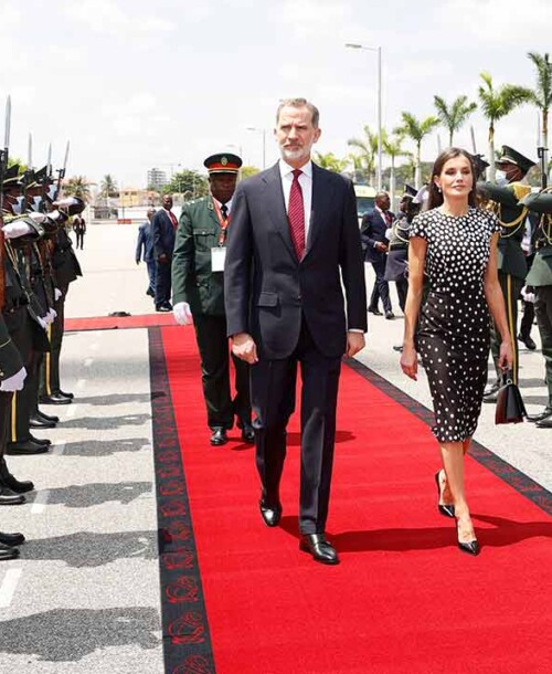 La reina Letizia, espectacular con un look en blanco y negro