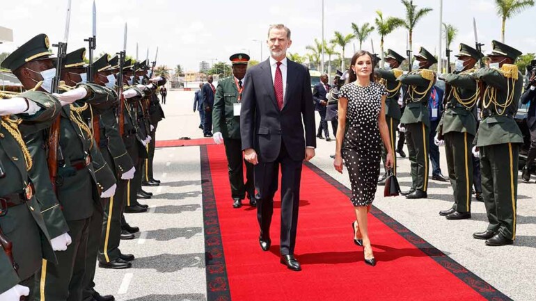 La reina Letizia, espectacular con un look en blanco y negro