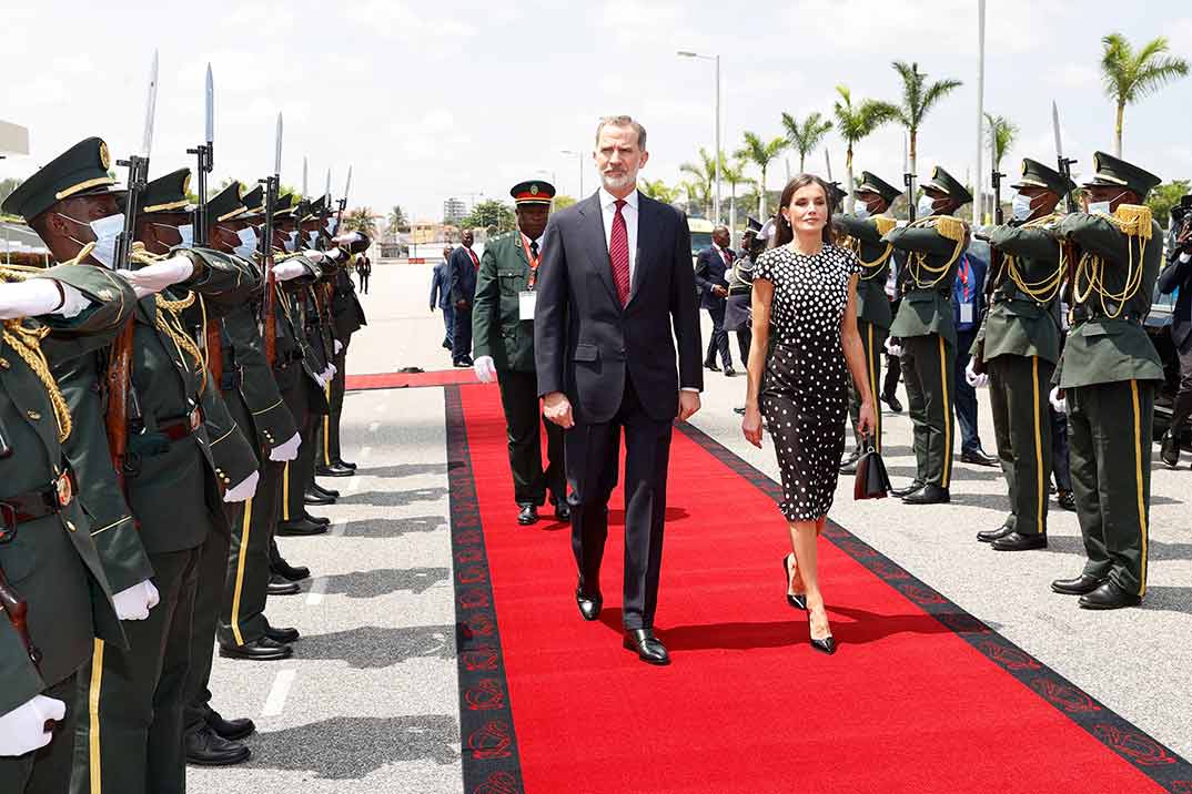 La reina Letizia, espectacular con un look en blanco y negro