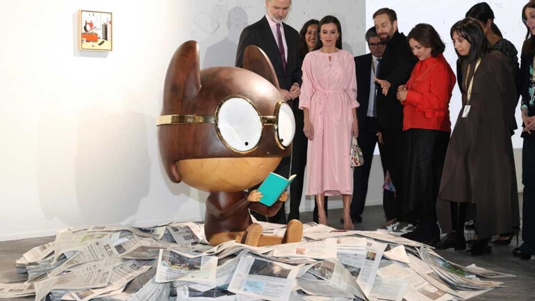 La reina Letizia inaugura ARCO estrenando vestido de Moisés Nieto