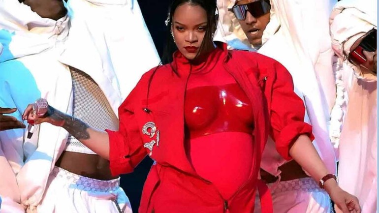 Rihanna confirma su segundo embarazo en el intermedio de la Super Bowl