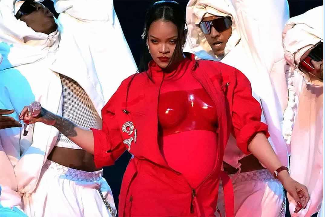 Rihanna confirma su segundo embarazo en el intermedio de la Super Bowl