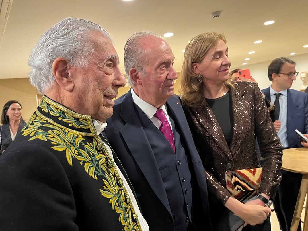 Mario Vargas Llosa con el rey Juan Carlos y la infanta Cristina © Redes Sociales