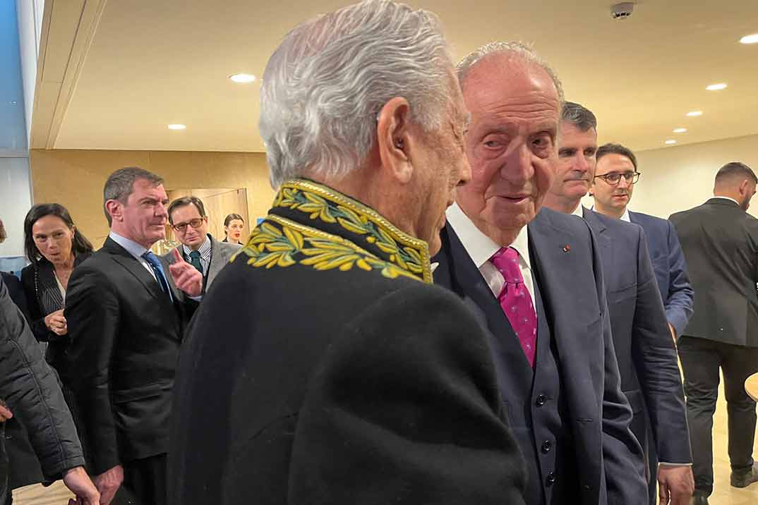 Mario Vargas Llosa con el rey Juan Carlos © Redes Sociales