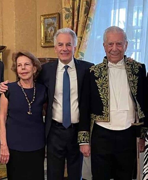 Mario Vargas Llosa, arropado por su exmujer y sus hijos en su acto de ingreso a la Academia Francesa