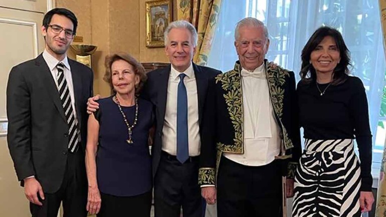 Mario Vargas Llosa, arropado por su exmujer y sus hijos en su acto de ingreso a la Academia Francesa