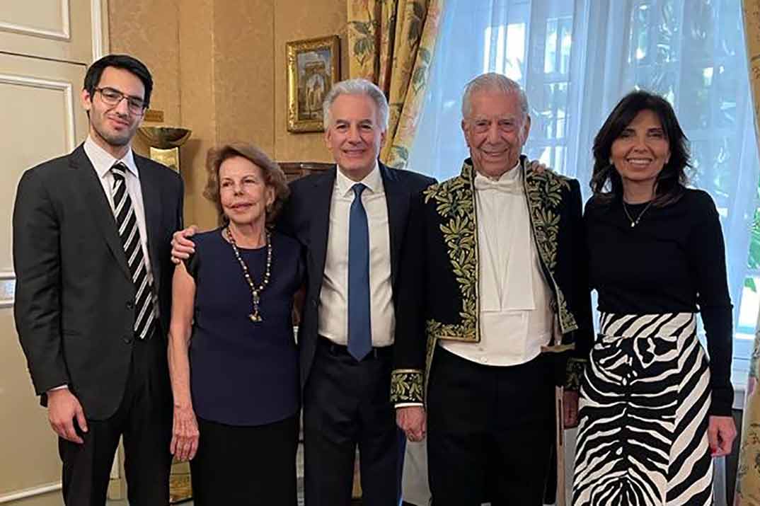 Mario Vargas Llosa, arropado por su exmujer y sus hijos en su acto de ingreso a la Academia Francesa