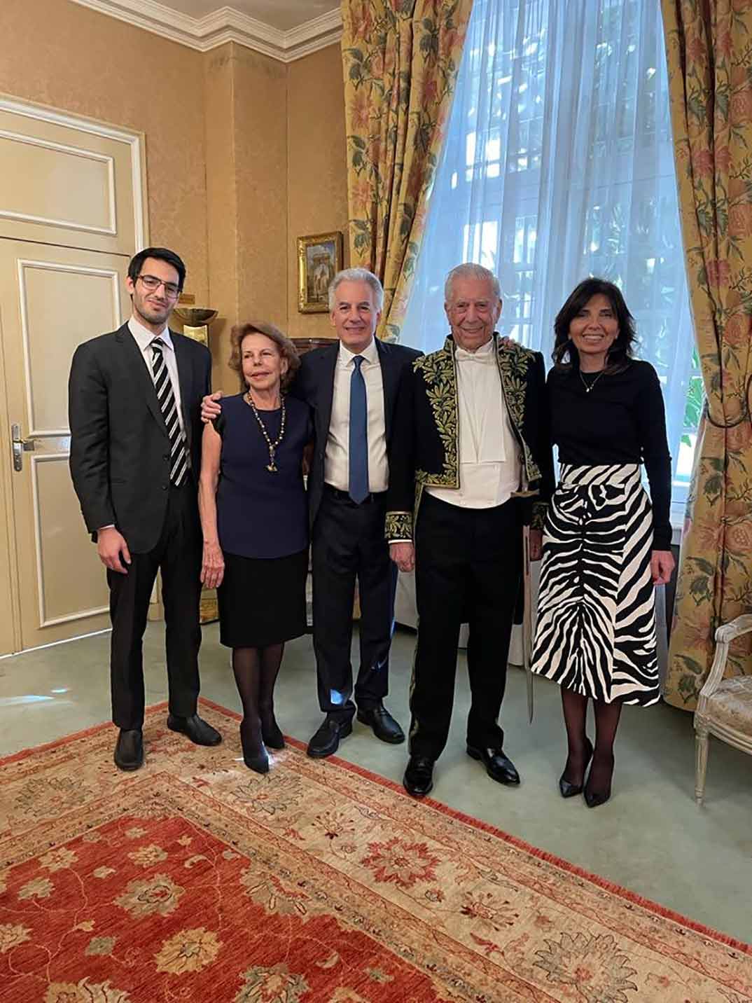 Mario Vargas Llosa con su ex mujer, su hijo Alvaro y su familia © Redes Sociales