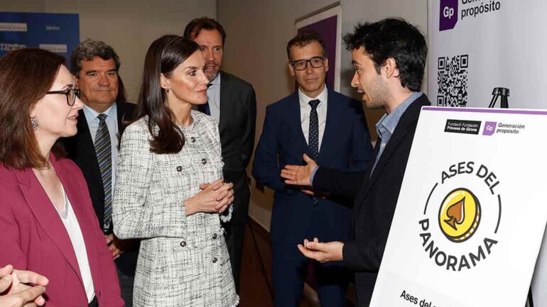 La nueva chaqueta de tweed de la reina Letizia, ideal para esta primavera