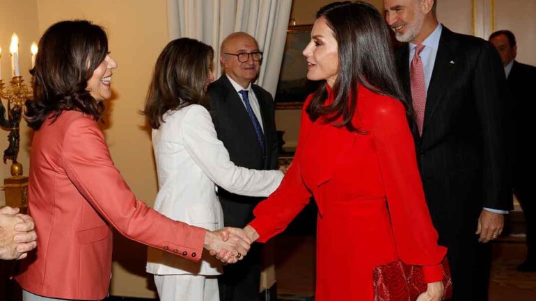 La reina Letizia estrena un dos piezas rojo de firma española