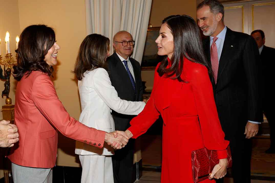 La reina Letizia estrena un dos piezas rojo de firma española