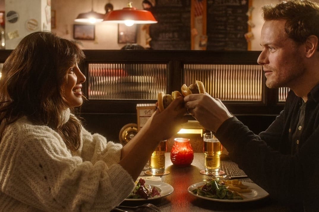 “Love Again” con Sam Heughan y Priyanka Chopra Jonas