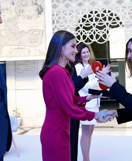 La reina Letizia se convierte en la invitada perfecta, con un vestido de estreno de Lola Li