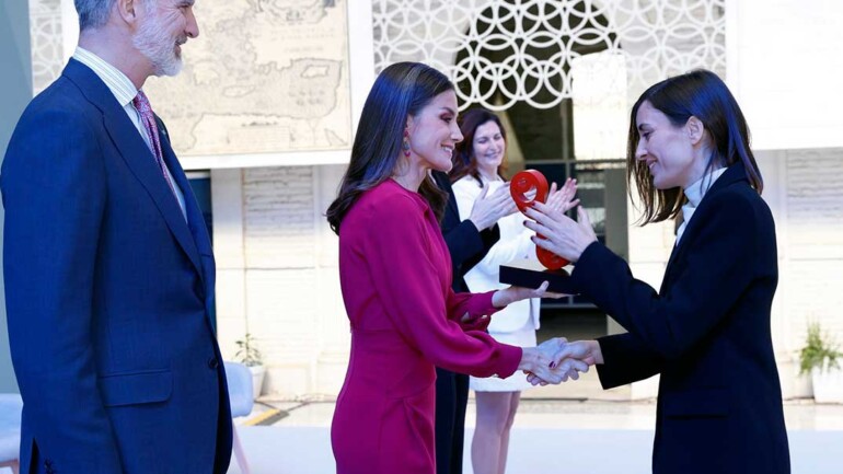 La reina Letizia se convierte en la invitada perfecta, con un vestido de estreno de Lola Li