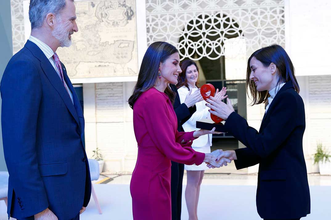 La reina Letizia se convierte en la invitada perfecta, con un vestido de estreno de Lola Li