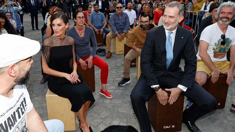 Los reyes Felipe y Letizia, al ritmo de los cajones en su visita a Cádiz
