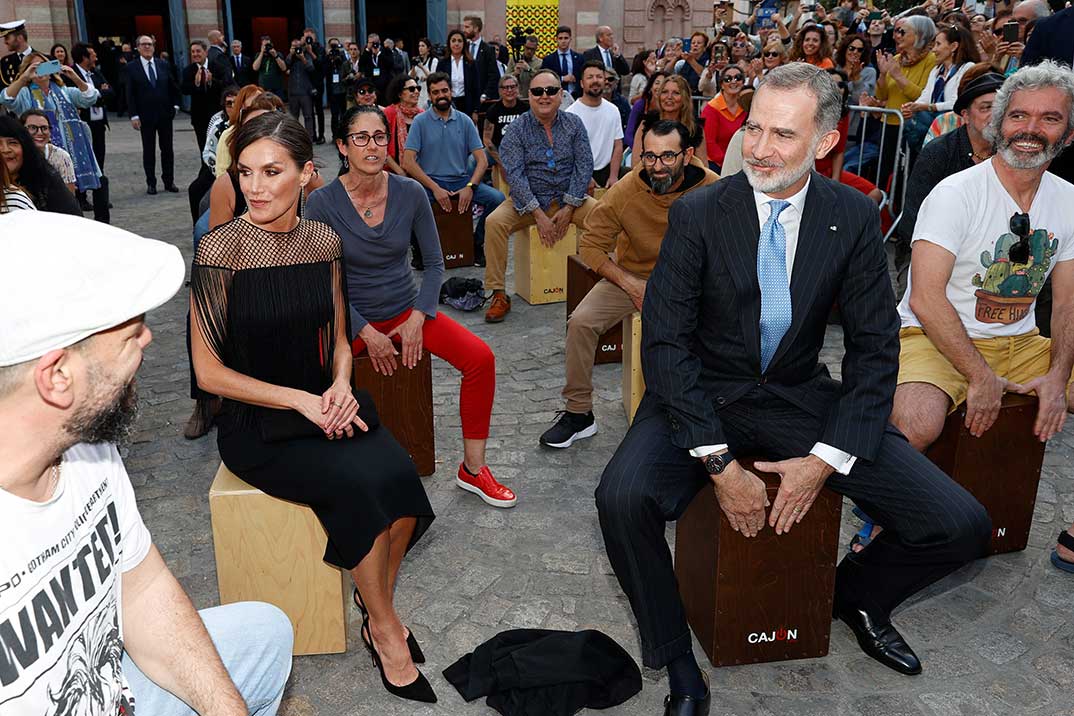 Los reyes Felipe y Letizia, al ritmo de los cajones en su visita a Cádiz