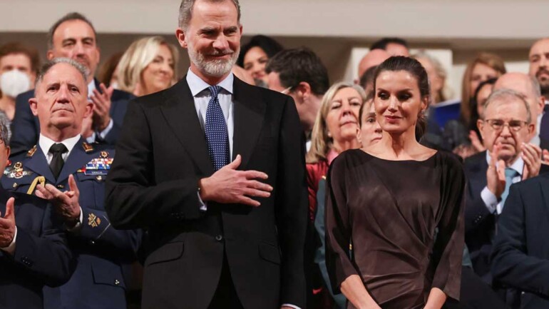 La reina Letizia estrena vestido ‘Made in Spain’ efecto maltinto