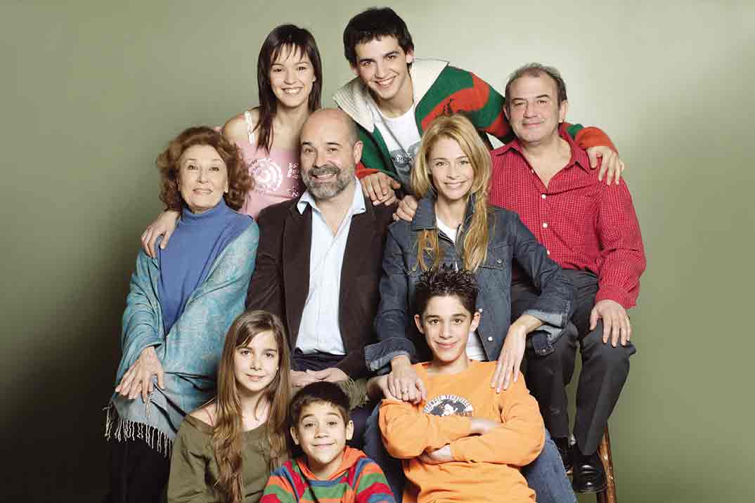 Antonio Resines (Diego), Belén Rueda (Lucía), Jorge Jurado (Curro), Natalia Sánchez (Teté), Víctor Elías (Guille), Fran Perea (Marcos) y Verónica Sánchez - Los Serrano © Telecinco