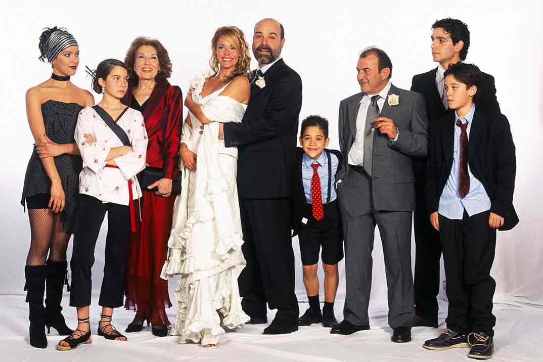 Antonio Resines (Diego), Belén Rueda (Lucía), Jorge Jurado (Curro), Natalia Sánchez (Teté), Víctor Elías (Guille), Fran Perea (Marcos) y Verónica Sánchez - Los Serrano © Telecinco