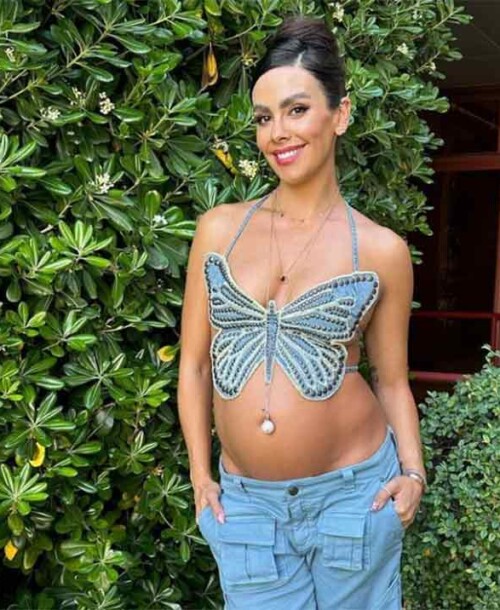 Cristina Pedroche presume de curvas premamá con un original look denim y top mariposa