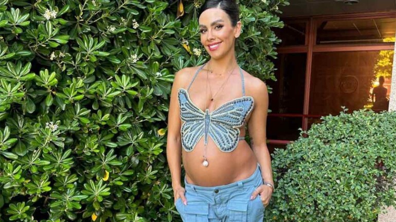 Cristina Pedroche presume de curvas premamá con un original look denim y top mariposa