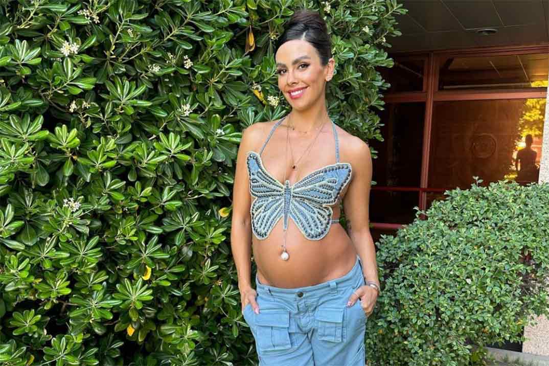 Cristina Pedroche presume de curvas premamá con un original look denim y top mariposa