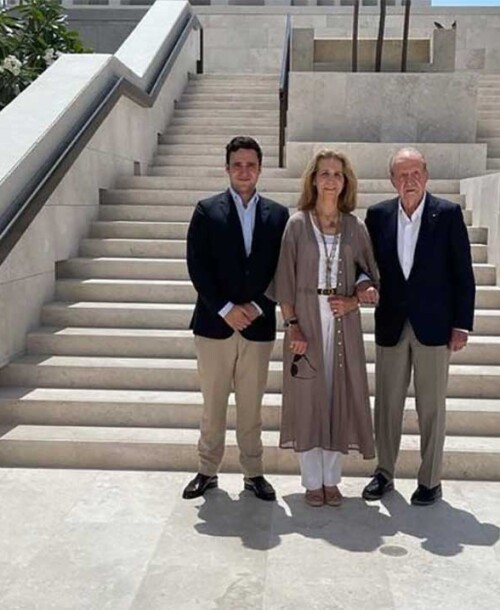 La infanta Elena visita a don Juan Carlos y Froilán en Abu Dabi