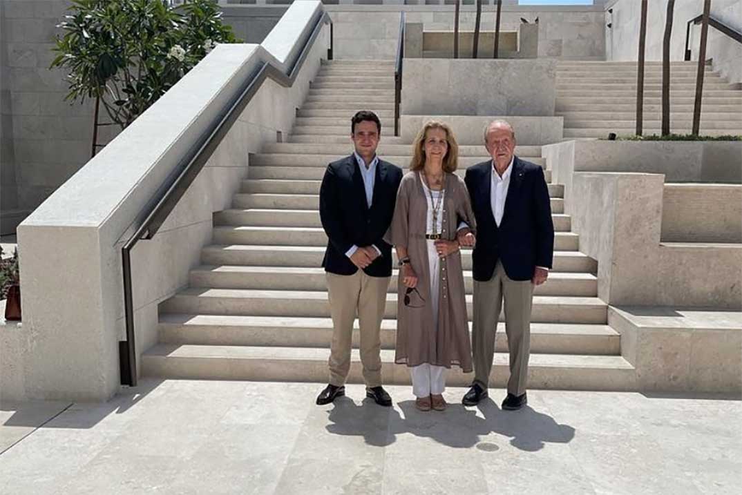 La infanta Elena visita a don Juan Carlos y Froilán en Abu Dabi