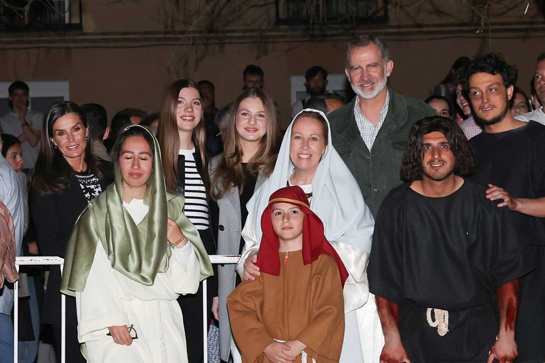 Reyes Felipe y Letizia con la princesa Leonor y la infanta Sofía - La Pasión en Chinchón © Casa Real S.M. El Rey