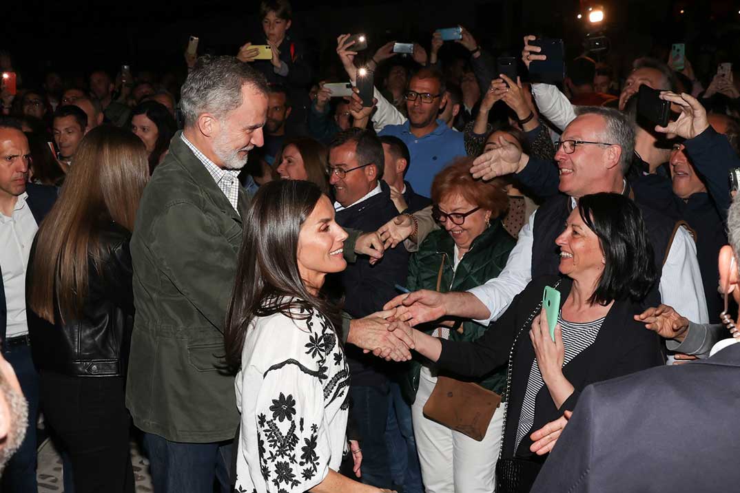 Reyes Felipe y Letizia con la princesa Leonor y la infanta Sofía - La Pasión en Chinchón © Casa Real S.M. El Rey