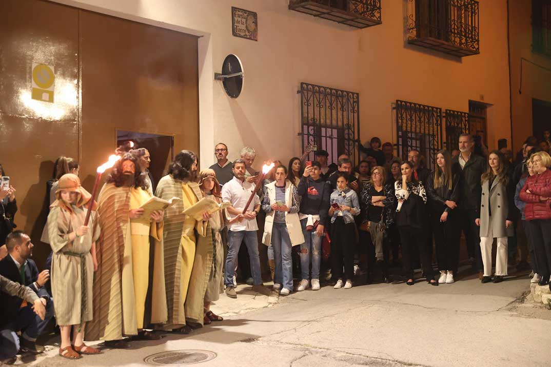 Reyes Felipe y Letizia con la princesa Leonor y la infanta Sofía - La Pasión en Chinchón © Casa Real S.M. El Rey 