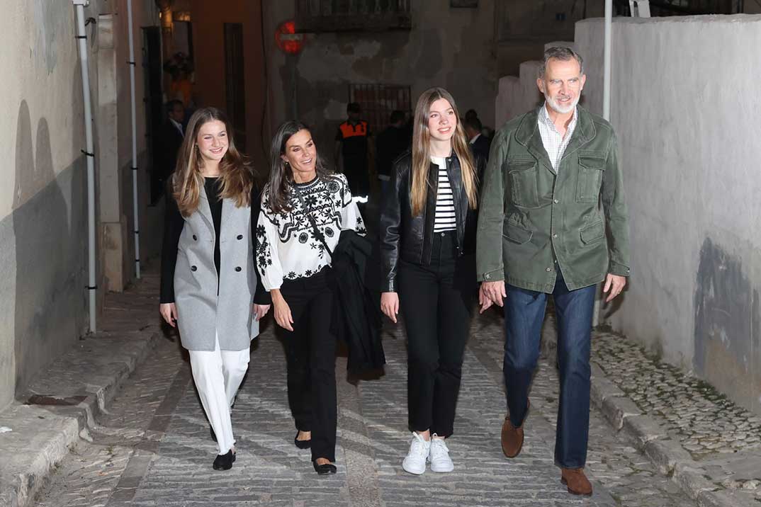 Reyes Felipe y Letizia con la princesa Leonor y la infanta Sofía - La Pasión en Chinchón © Casa Real S.M. El Rey 