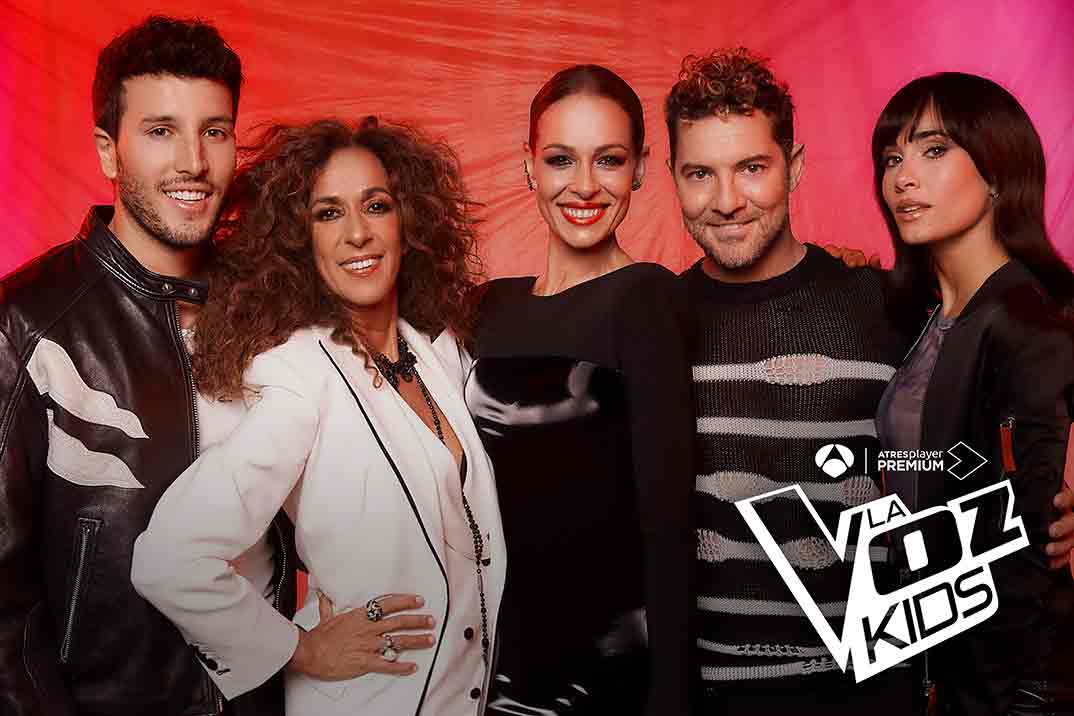 Aitana, Sebastián Yatra, David Bisbal y Rosario Flores con Eva González - La Voz Kids © Antena 3