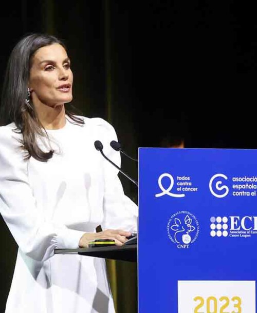 La reina Letizia recupera su misterioso conjunto blanco para resaltar su bronceado primaveral