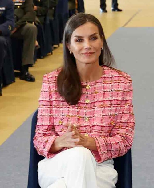 De tweed y con botones joya: la reina Letizia estrena una chaqueta tendencia esta temporada