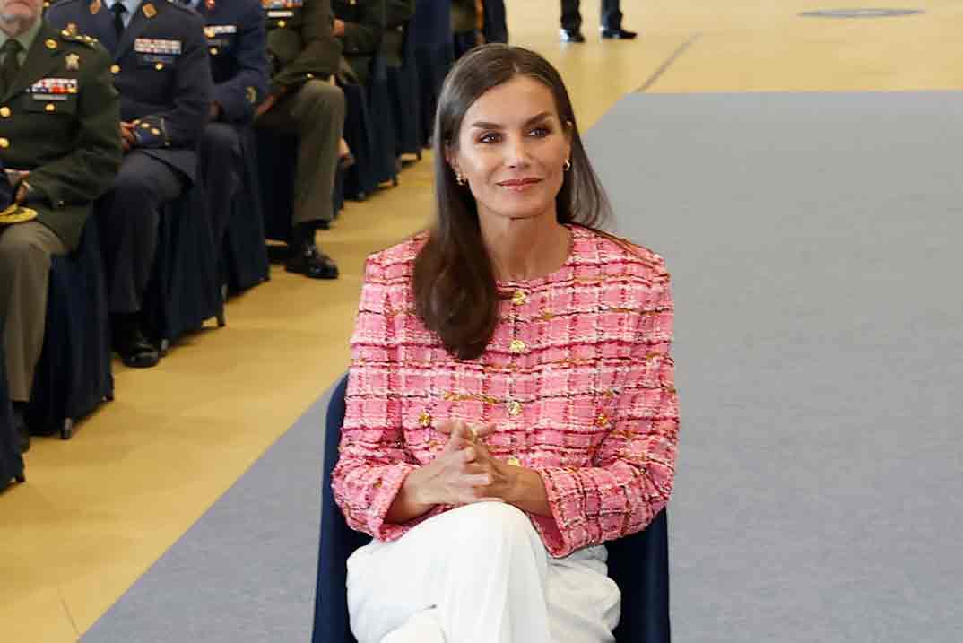 De tweed y con botones joya: la reina Letizia estrena una chaqueta tendencia esta temporada