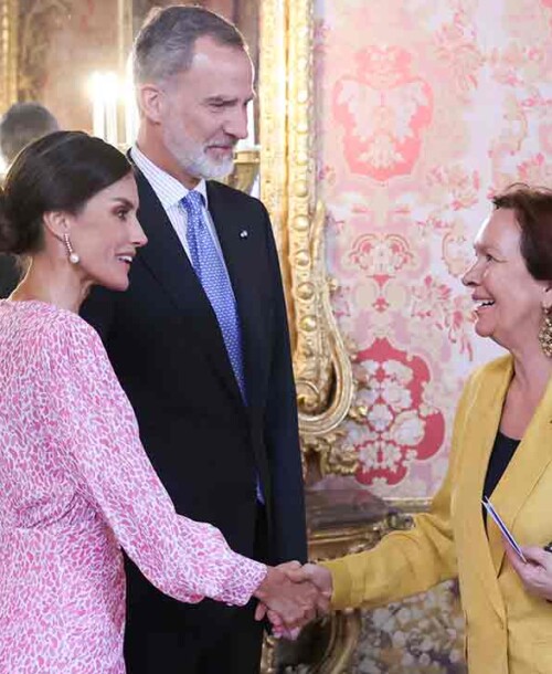La reina Letizia deslumbra con un vestido rosa drapeado de Lady Pipa