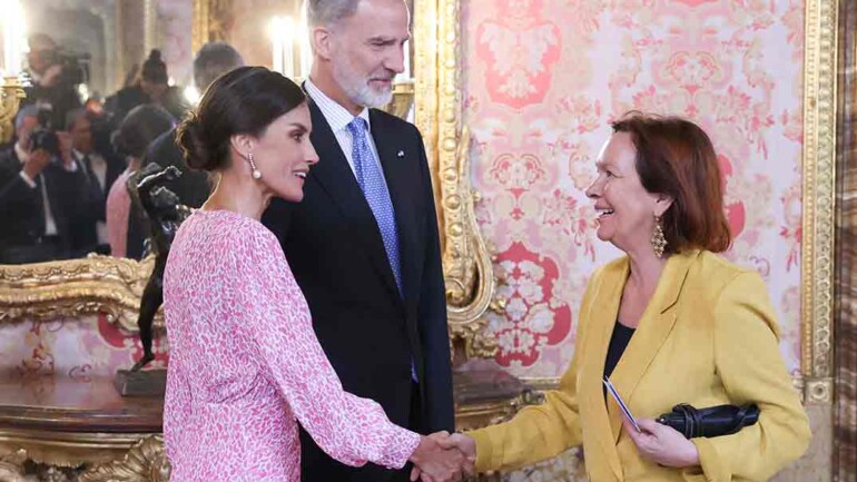 La reina Letizia deslumbra con un vestido rosa drapeado de Lady Pipa