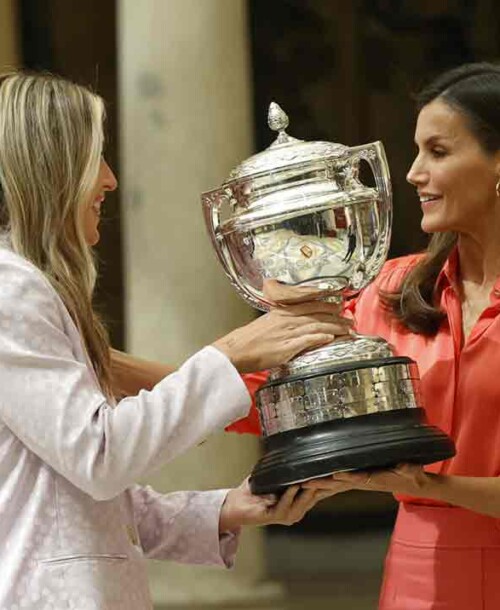 La reina Letizia estrena un look coral de Hugo Boss