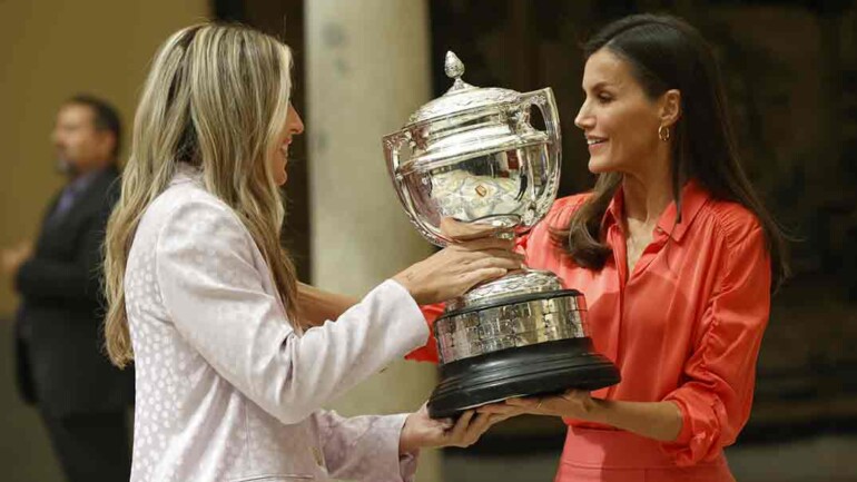 La reina Letizia estrena un look coral de Hugo Boss