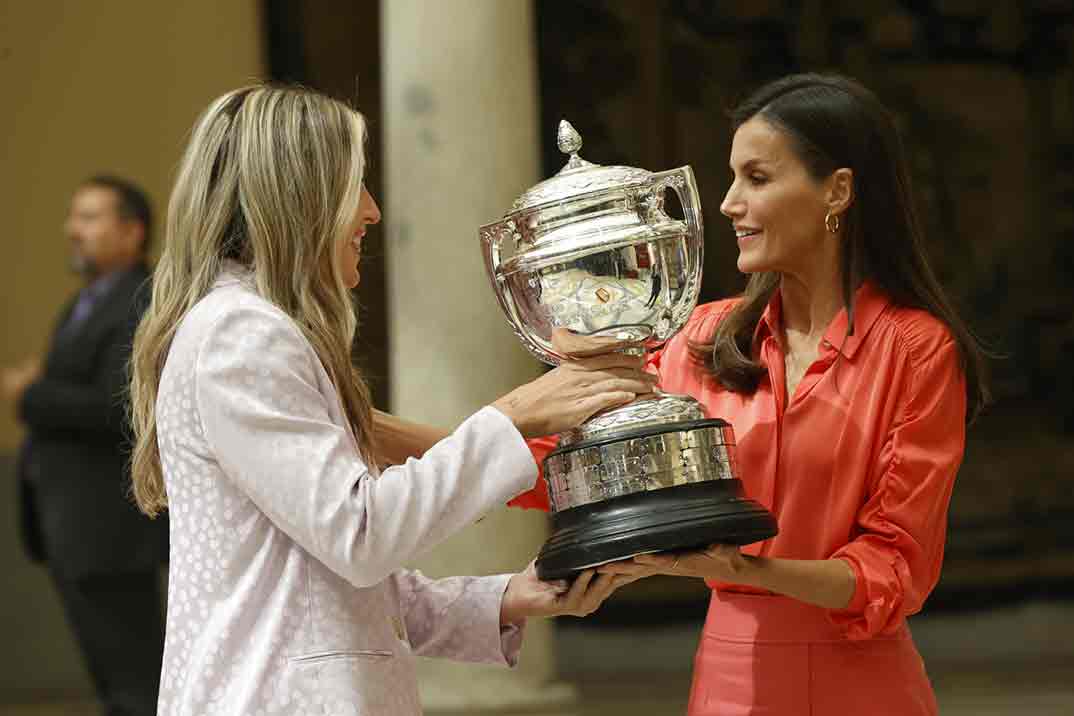 La reina Letizia estrena un look coral de Hugo Boss