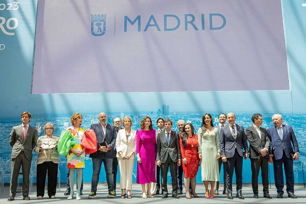 Ana Rosa Quintana con los premiados con la Medalla de Honor de Madrid © Redes Sociales