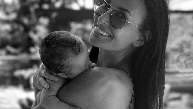 Demi Moore presume de nieta con un espectacular posado en bikini
