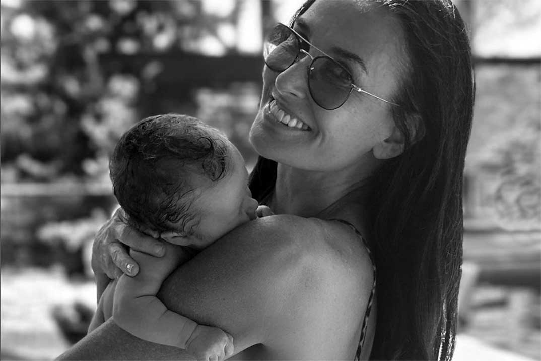 Demi Moore presume de nieta con un espectacular posado en bikini