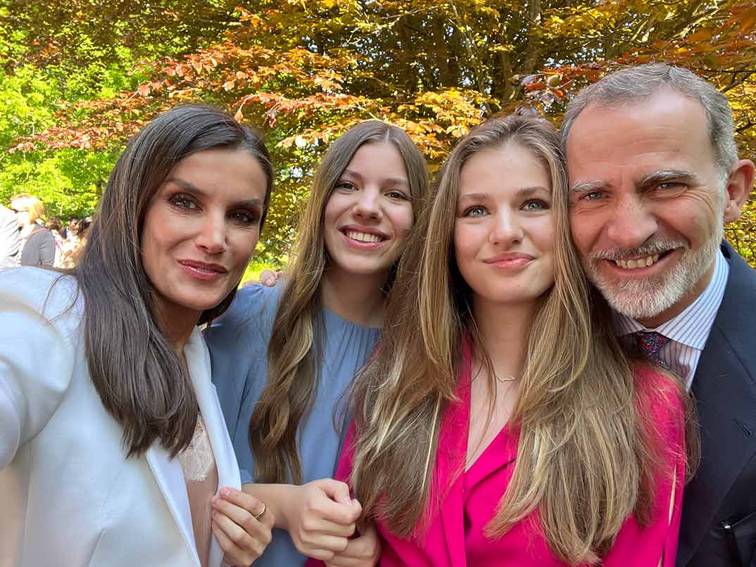 Reyes Felipe y Letizia con la princesa Leonor y la infanta Sofía - Graduación Princesa de Asturias © Casa Real S.M. El Rey