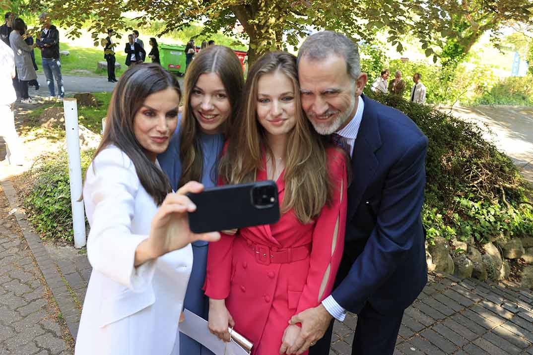 Reyes Felipe y Letizia con la princesa Leonor y la infanta Sofía - Graduación Princesa de Asturias © Casa Real S.M. El Rey