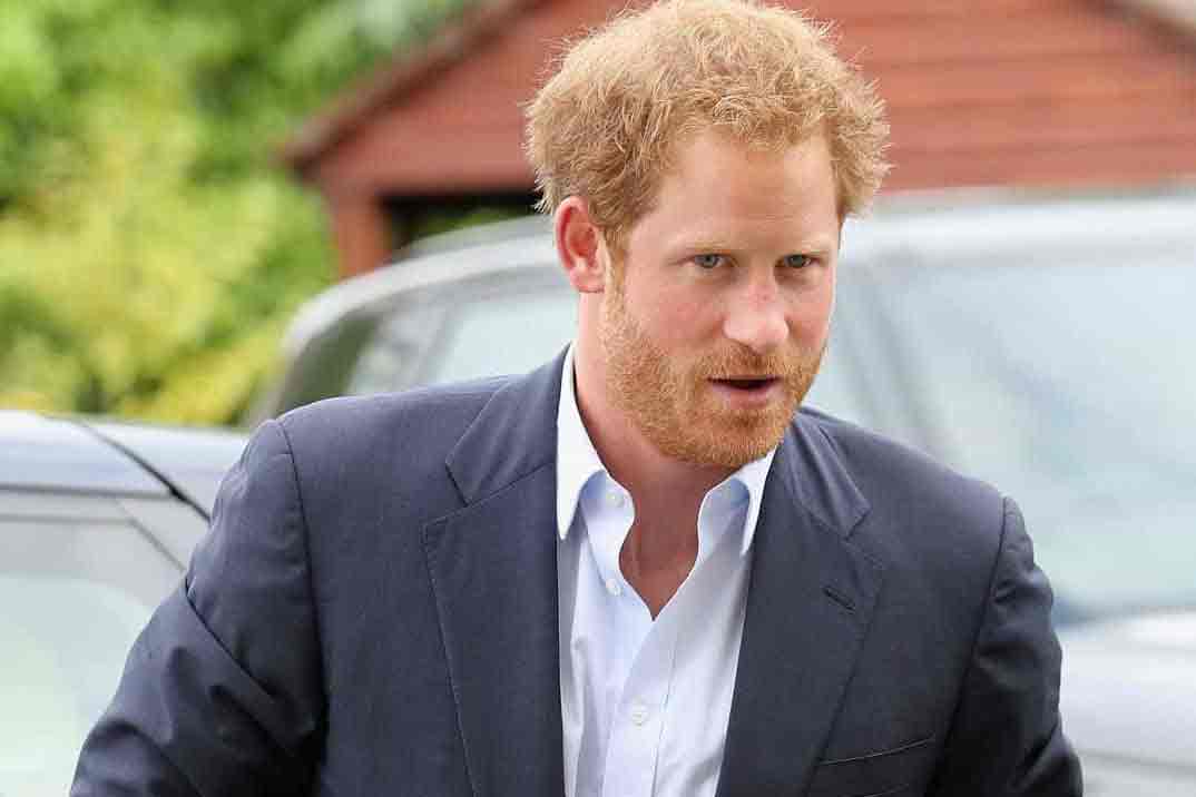 El príncipe Harry viaja a Londres para estar con su padre tras ser diagnosticado de cáncer