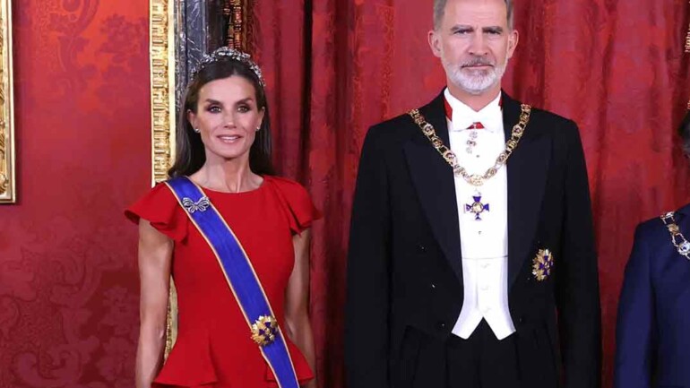 La reina Letizia recupera la Tiara Floral en la cena de gala en el Palacio Real